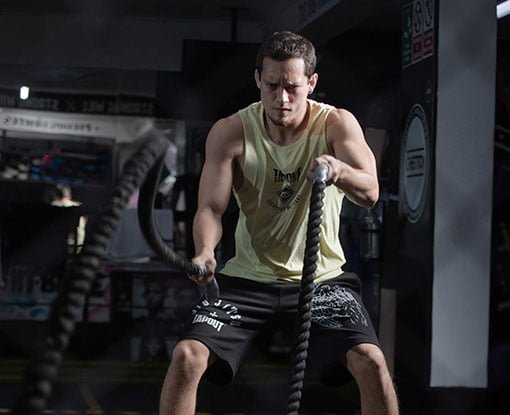 Imagen principal de "Qué es el entrenamiento deportivo", donde se muestra a una persona entrenando con cuerdas