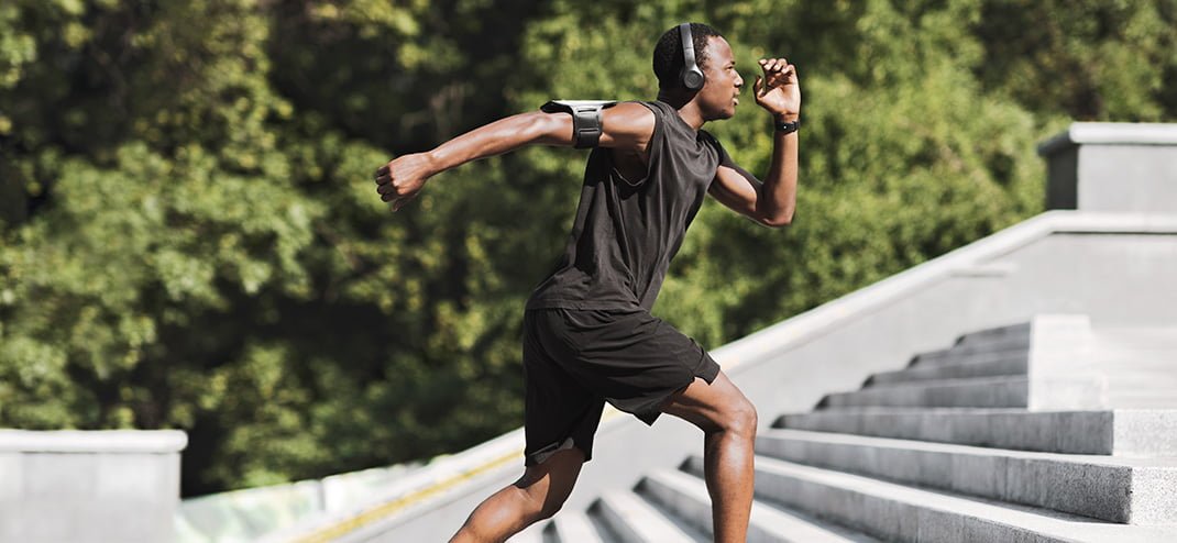 Persona corriendo motivada, haciendo ejercicio